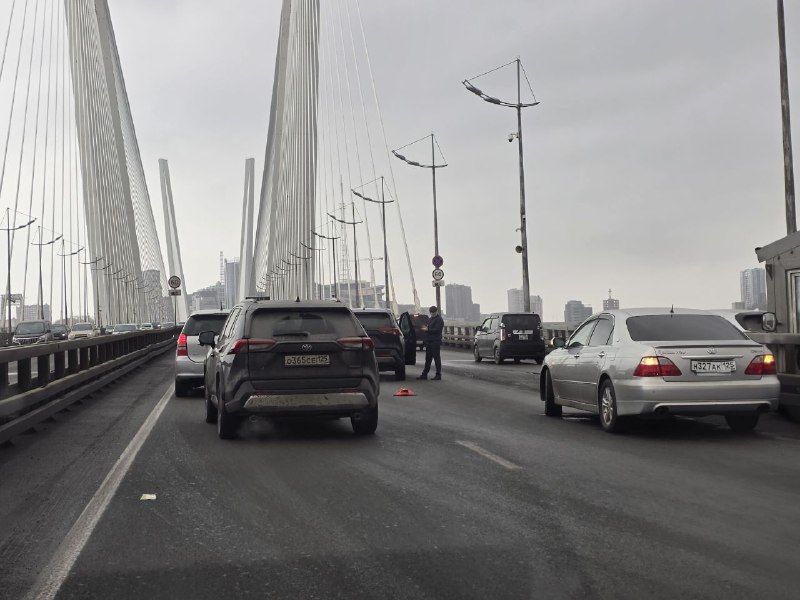 ДТП парализовало въезд на Золотой мост во Владивостоке — водители ищут пути проезда