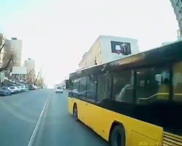 «Надо наказывать»: во Владивостоке водители автобусов вновь устраивают «бои» за пассажира (видео)