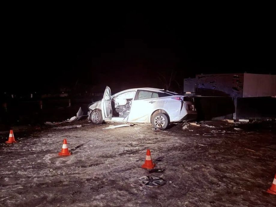 Водитель погиб в жестком столкновении с бетонными опорами в Приморье