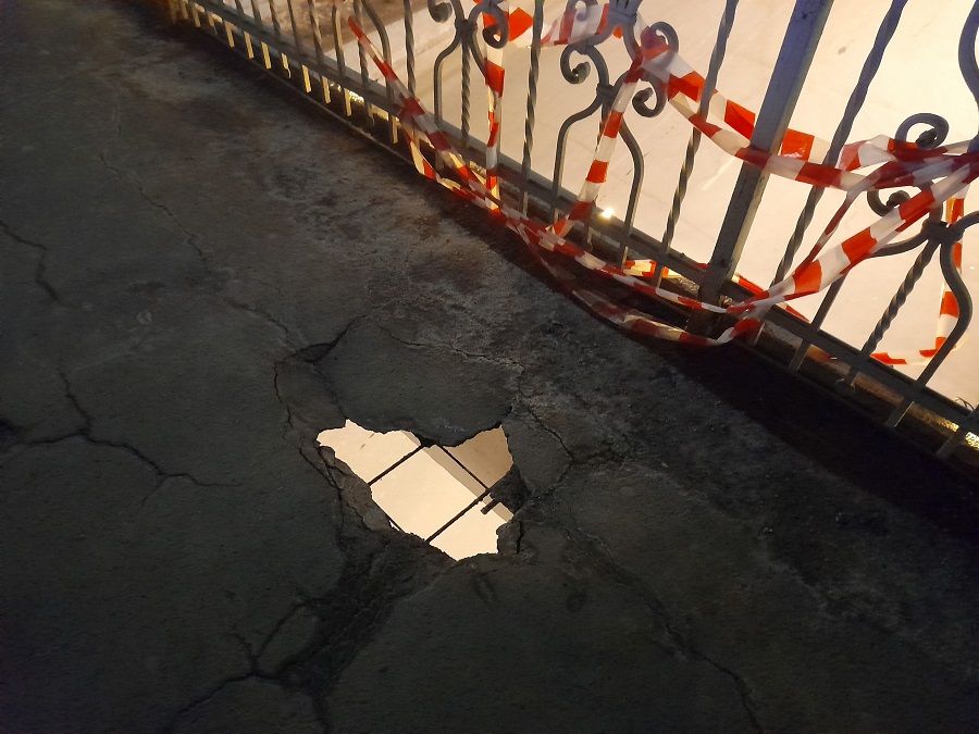 Виадук у остановки «Гоголя» во Владивостоке шокирует сквозными дырами