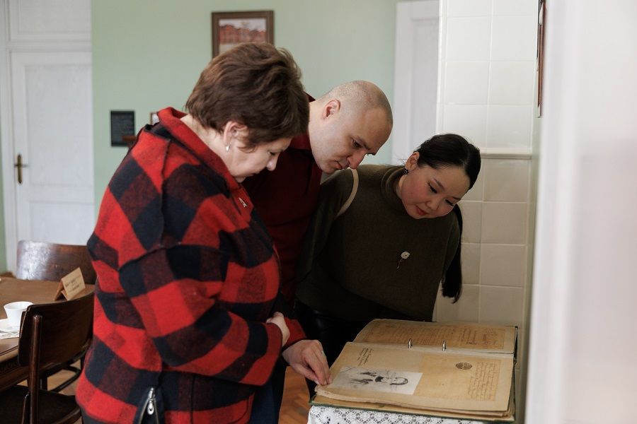 Праправнук Владимира Арсеньева полистал альбом с фотографиями прапрадеда