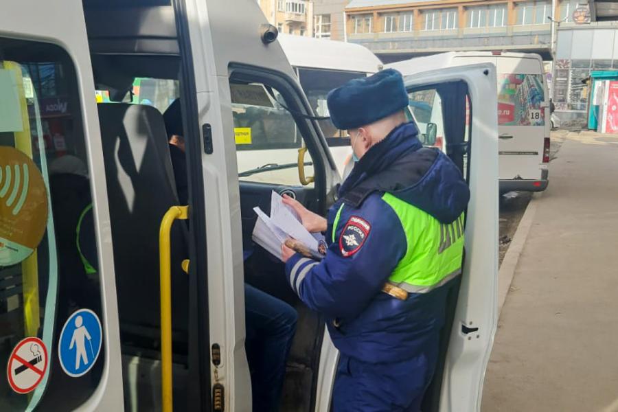За день владивостокских перевозчиков оштрафовали почти на три миллиона рублей