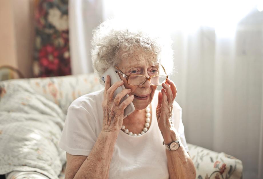 Думала, что спасает дочь: во Владивостоке пожилая пенсионерка отдала телефонным мошенникам крупную сумму