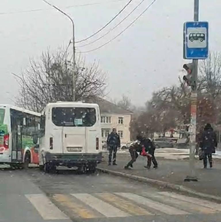 СК Приморья взялся за водителей автобуса, устроивших драку на остановке