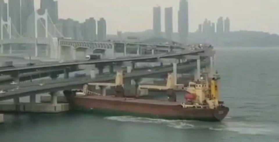 Фото: скриншот видео | «Это какой-то позор!»: эксперты прокомментировали таран моста в Пусане