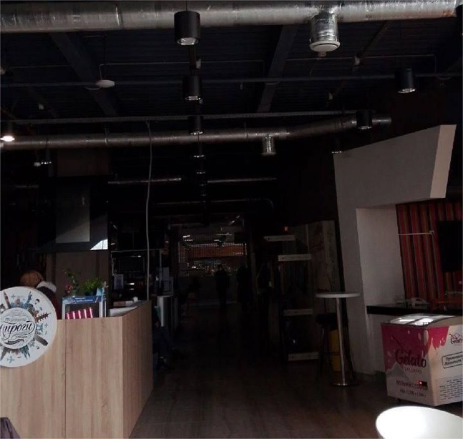 «Свет так и не дали»: крупнейший ТЦ во Владивостоке остался без посетителей