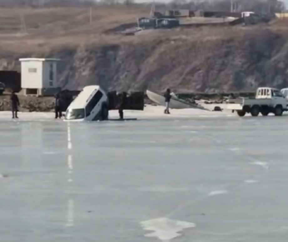 Рыбаки рискуют жизнью: автомобиль провалился под лёд в Надеждинском районе