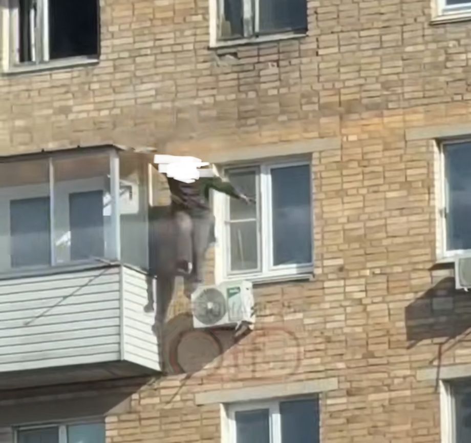 «Вел себя странно»: во Владивостоке дедушка погиб при падении с многоэтажки