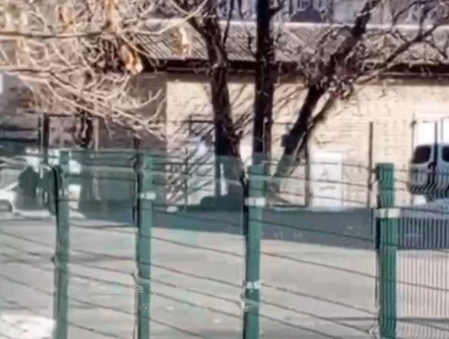 Конфликт возле школы в Приморье закончился выстрелом в голову