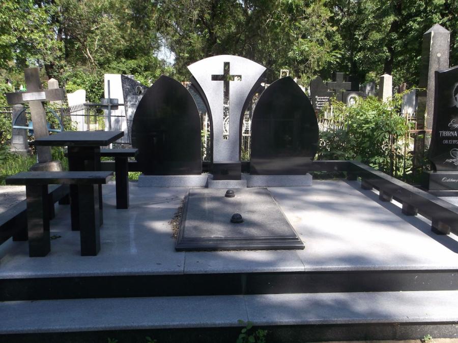 Памятник фото на кладбище черного цвета