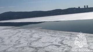 Спасатели показали огромные трещины в акватории Амурского залива