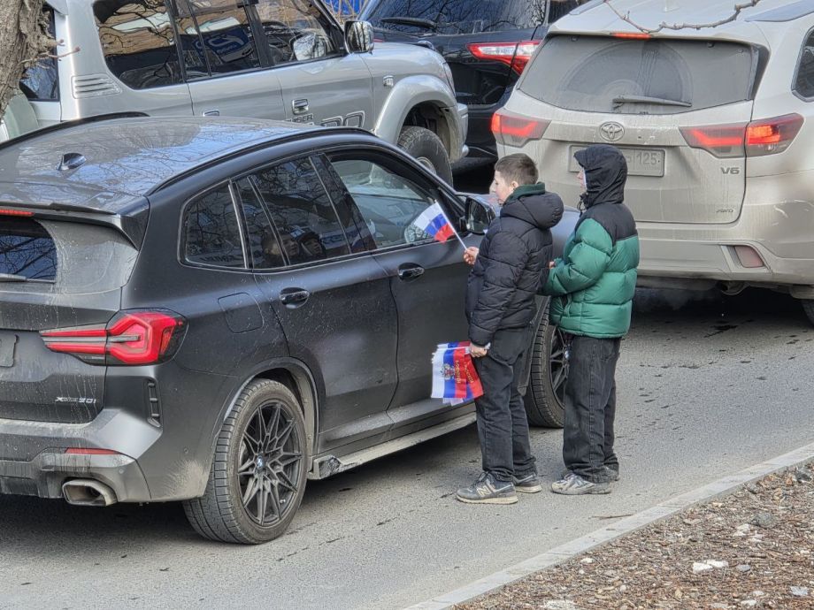 Подростки из Владивостока зарабатывают на патриотизме