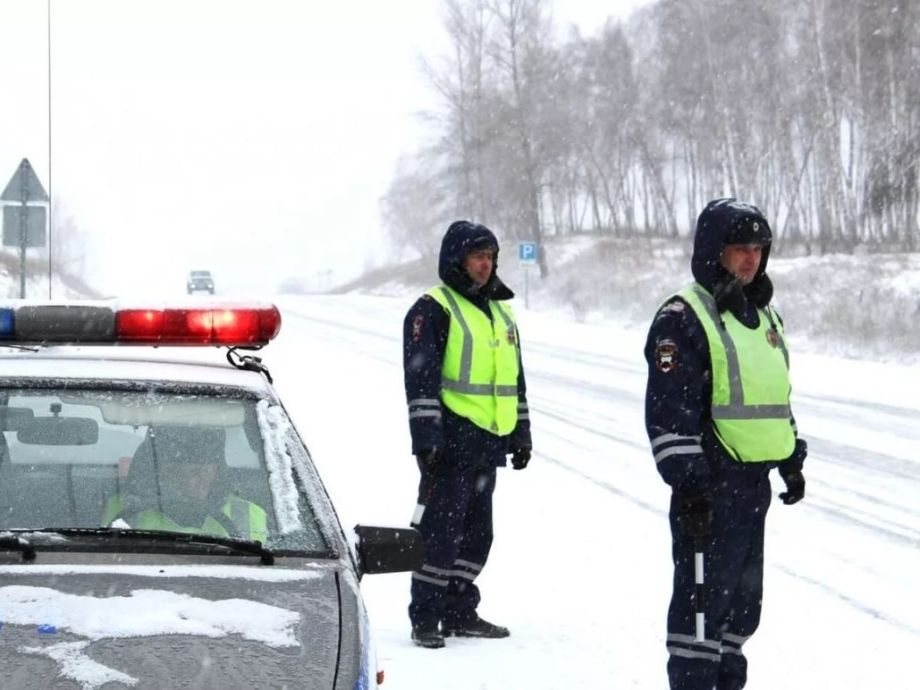 В ГАИ ответили: должен ли водитель выходить к инспектору при остановке