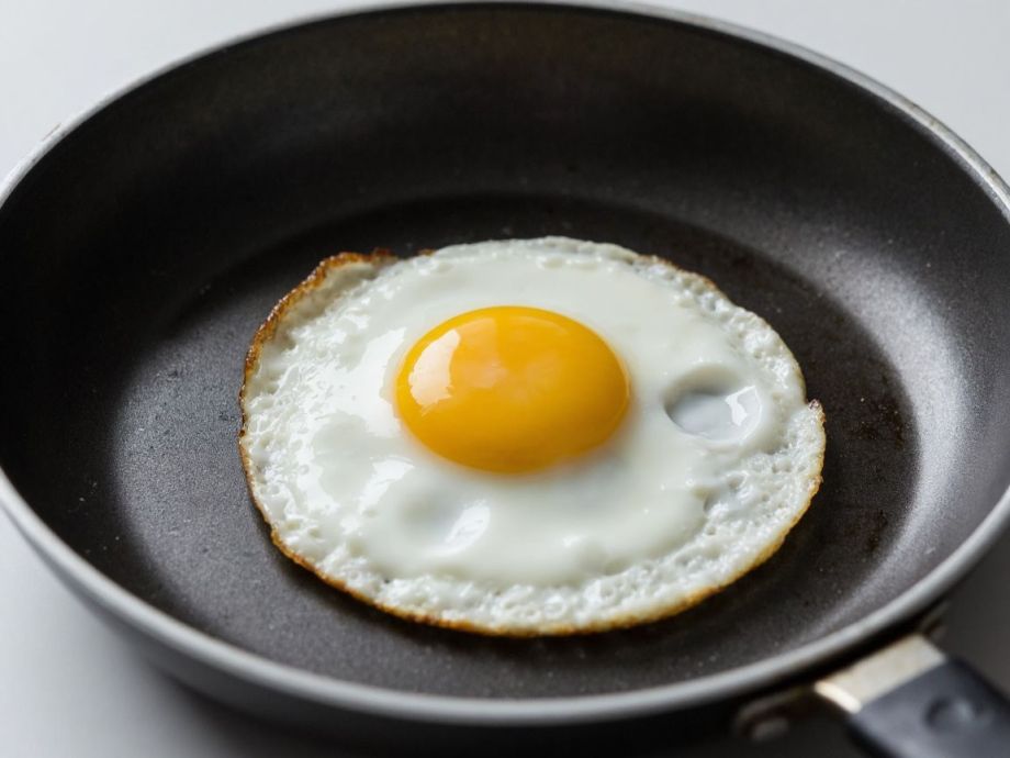 Почему нельзя жарить яйца на сковороде: запомните на всю жизнь