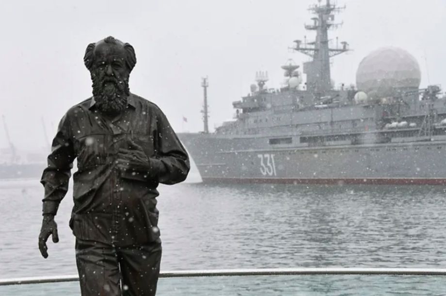 Скандальный памятник Солженицыну во Владивостоке спрячут от туристов