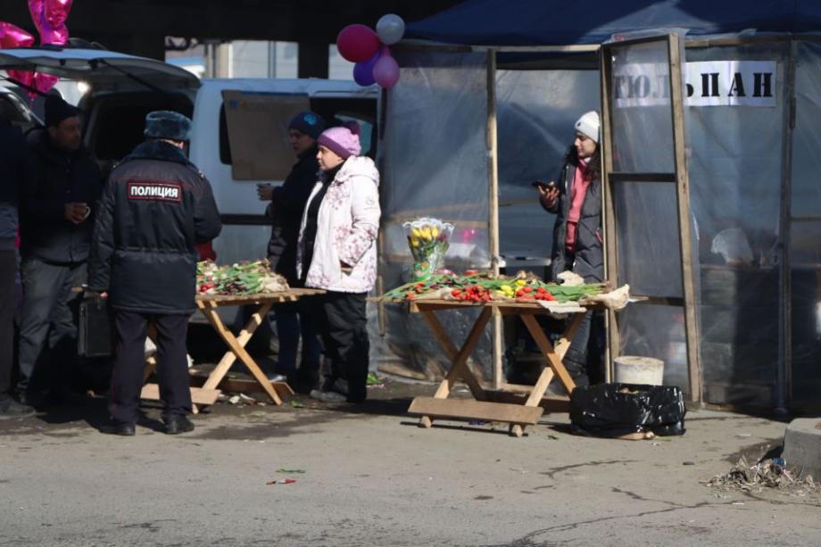 Во Владивостоке проходят облавы на нелегальных торговцев цветами
