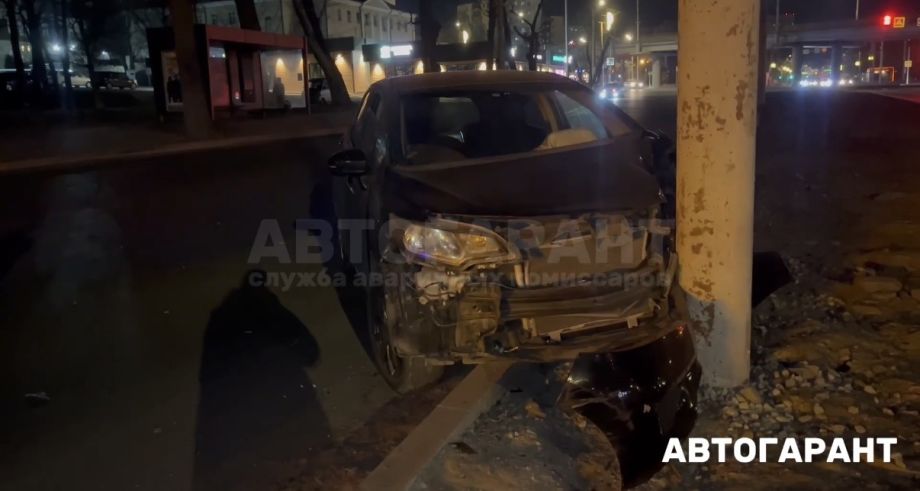 Во Владивостоке женщина на Honda Fit врезалась в столб и отказалась от медосвидетельствования