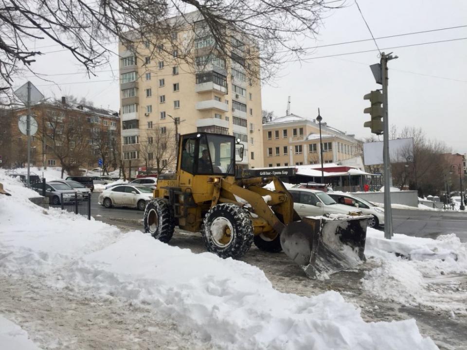 Фото: vlc.ru | Портовики подключились к работам по уборке снега во Владивостоке