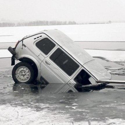 Фото: 25.mchs.gov.ru | Как спастись, если ваш автомобиль уходит под лед