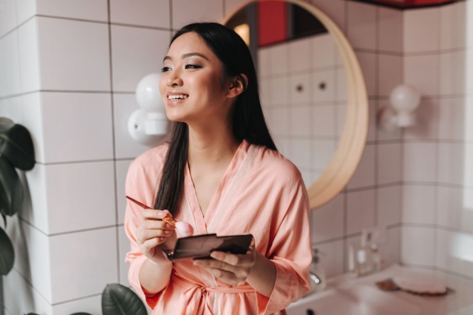 Как азиатские женщины смывают макияж без вреда для кожи