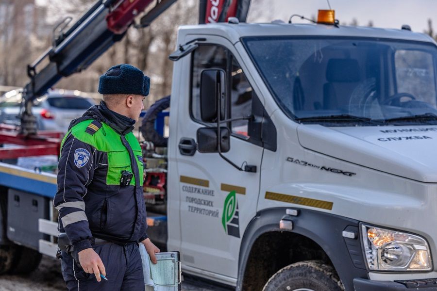 Эвакуаторы увезли с улиц Владивостока две сотни машин за месяц