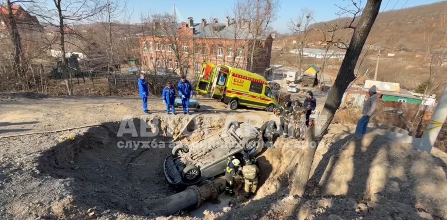Ограждений не было: автомобиль провалился в котлован во Владивостоке