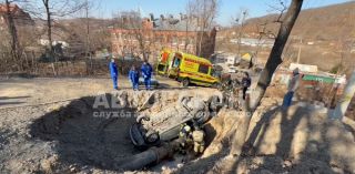 Ограждений не было: автомобиль провалился в котлован во Владивостоке