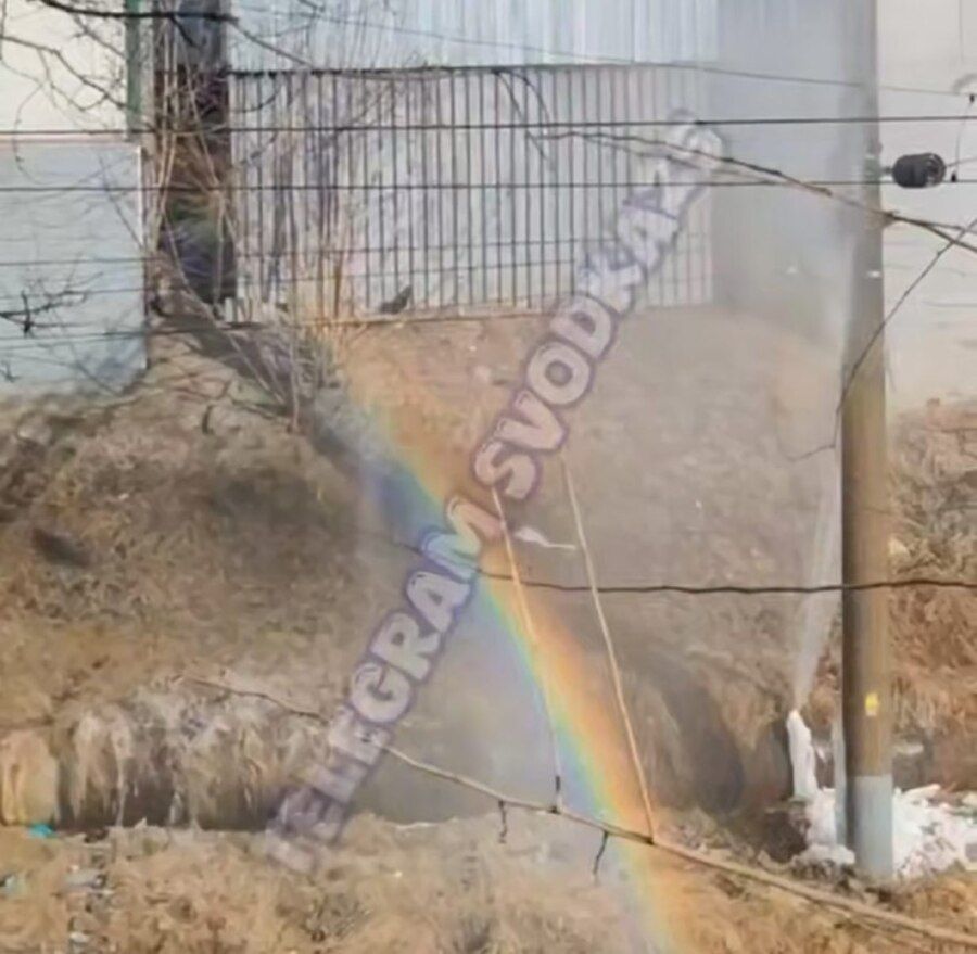 Очередной прорыв во Владивостоке устроил фонтан и радугу под окнами