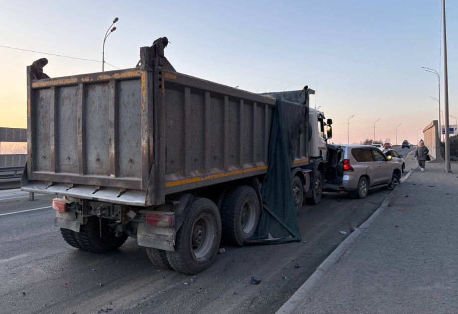 Фура спровоцировала жесткое ДТП на объездной во Владивостоке и скрылась с места аварии