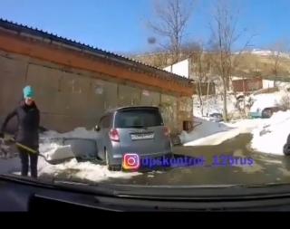 Фото: скриншот dpskontrol_125rus | Жители Владивостока обвинили женщину с лопатой  в неадекватности