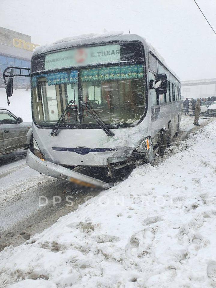 Фото: Svodka25 | Жесткое ДТП  с участием автобуса произошло на Луговой
