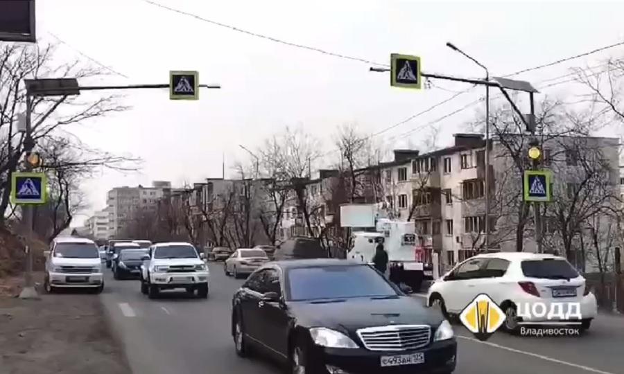 Во Владивостоке новый светофор заставит водителей сбрасывать скорость