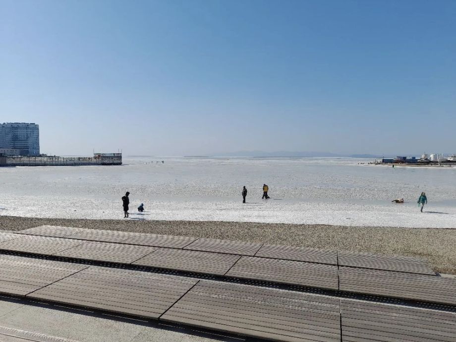 Рыбалка завершена окончательно: припайный лёд во Владивостоке разрушается