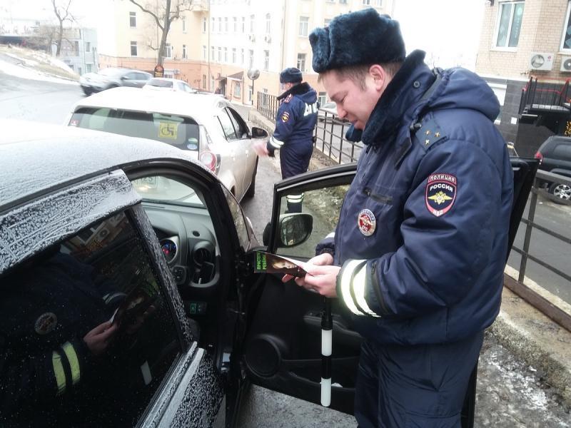 Фото: ГИБДД | Грамотный ответ инспектору, который прикасается к вашему авто и тянет руки в салон