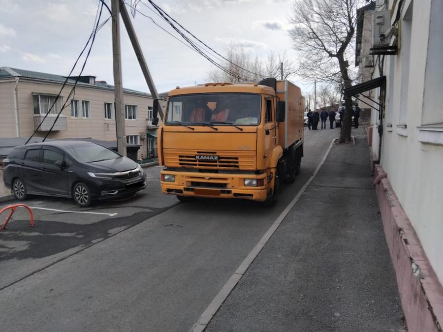 Во Владивостоке КамАЗ раздавил мужчину во дворе дома