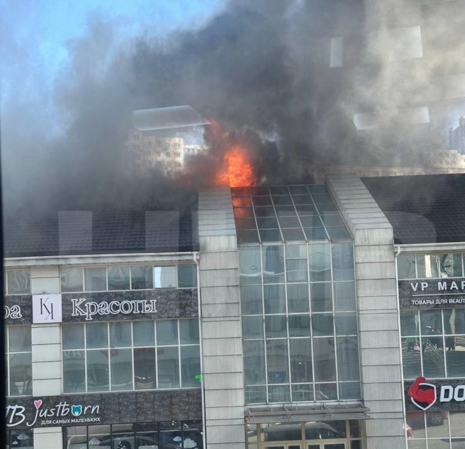 Горит торговый центр. В центре Владивостока замечен серьезный пожар