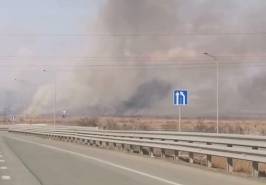 Огонь подбирается к аэропорту Владивостока?