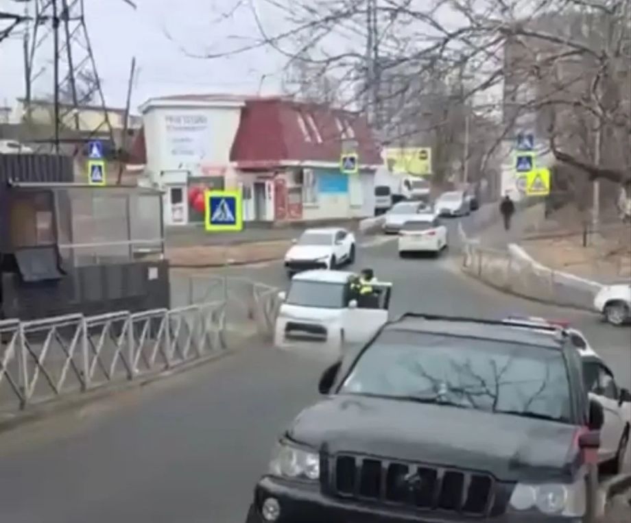 Во Владивостоке водитель устроил «сон на зебре» и привлек внимание полиции