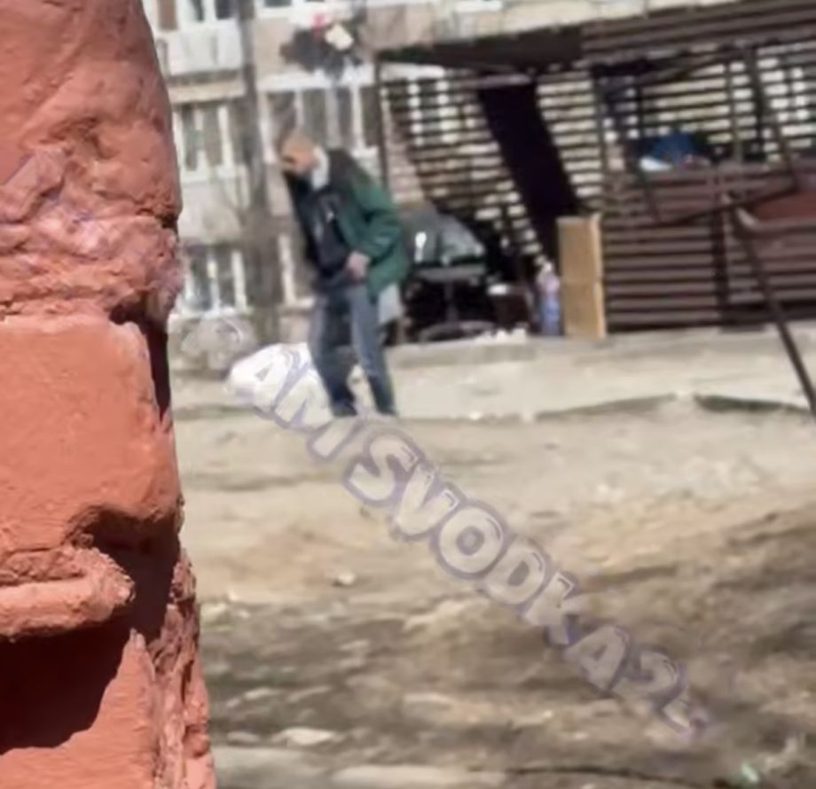 Во Владивостоке мужчина устроил бой с «невидимкой» на глазах у прохожих