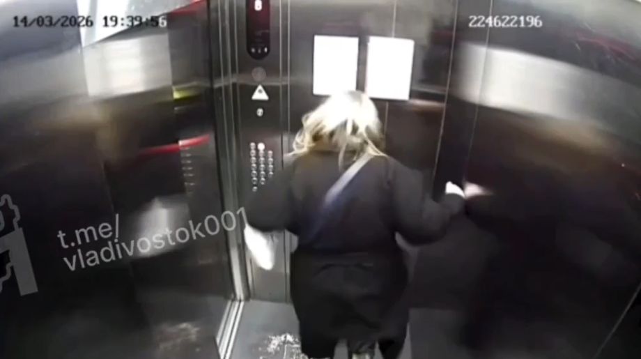 Буянит и нападает на людей: жители Владивостока боятся выходить из квартир из-за соседки