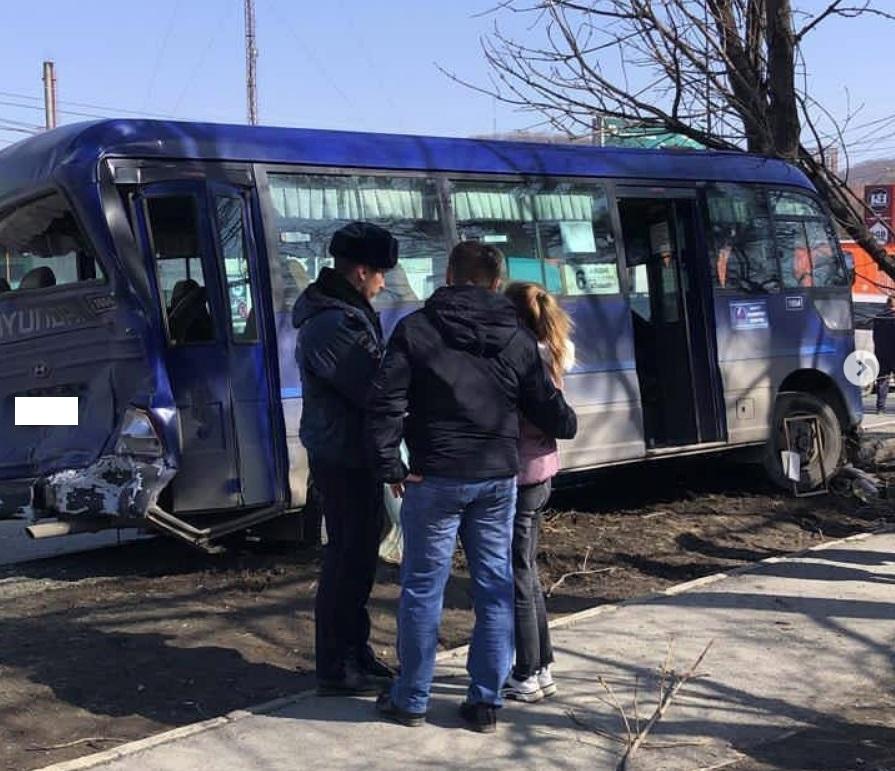 Фото: скриншот gorod_n.tv | Отказали тормоза: в Находке грузовик въехал в автобус