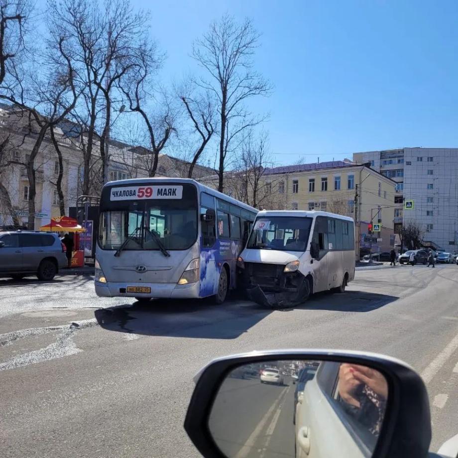 Во Владивостоке столкнулись маршрутные автобусы