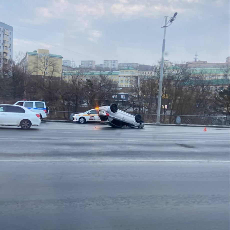«Лег на крышу». Житель Владивостока на пустой дороге устроил ДТП