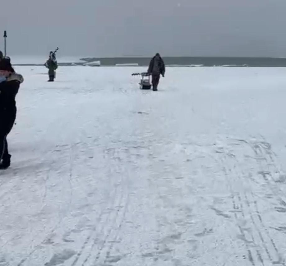 В Приморье спасают горе-рыбаков с оторвавшейся льдины
