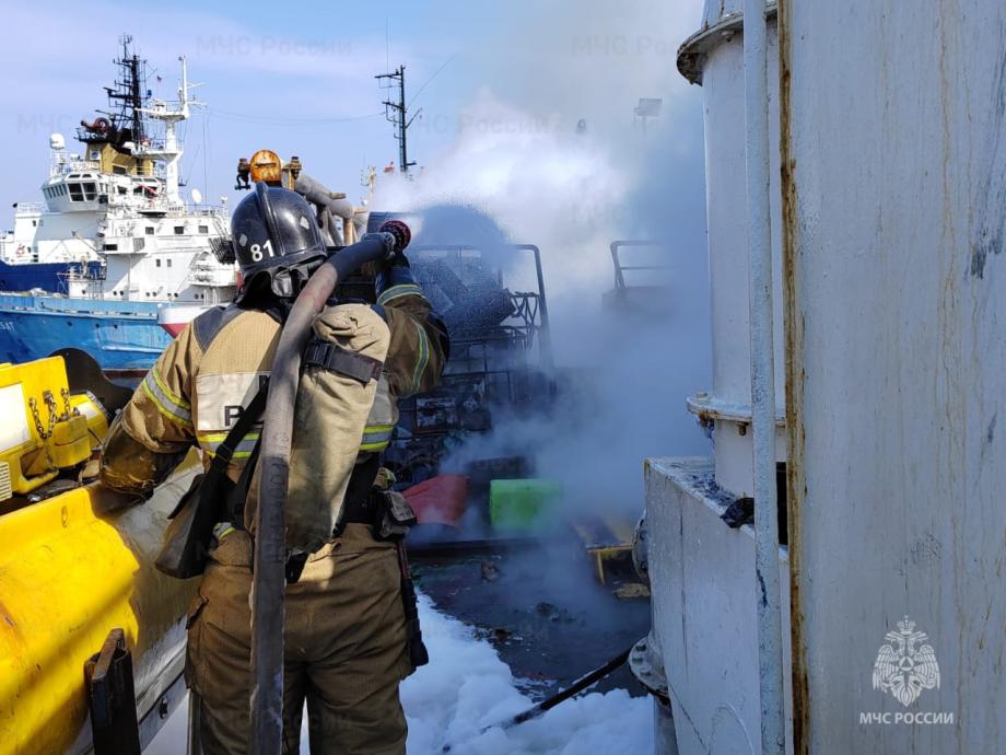 Пожарные МЧС России ликвидировали возгорание на судне в Приморье