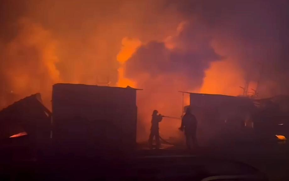 Огромный пожар охватил склад автозапчастей во Владивостоке