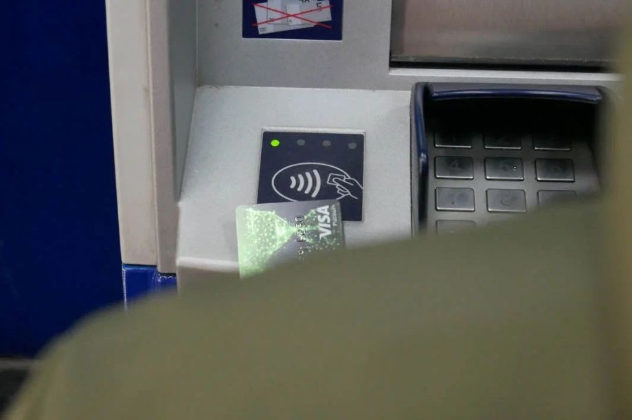 С апреля вводятся новые ограничения для тех, кто снимает наличные с карты