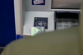 С апреля вводятся новые ограничения для тех, кто снимает наличные с карты