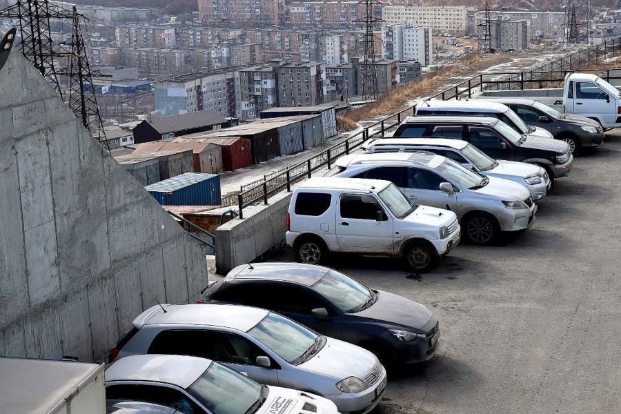 Водителей Владивостока, паркующих авто возле дома, ждет новый «сюрприз»