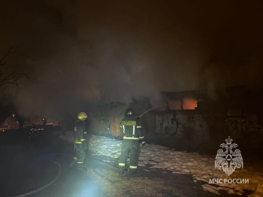 Фото: 25.mchs.gov.ru | Появились подробности ночного пожара во Владивостоке